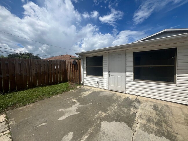 Building Photo - Two bedroom, two bathroom available in Mel...