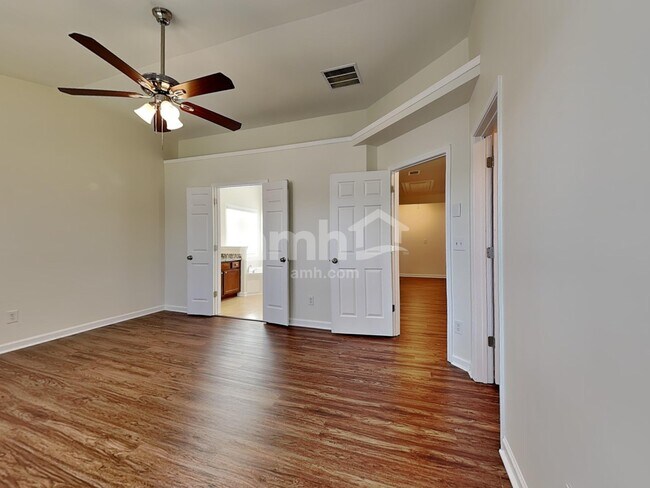 Building Photo - 1152 Balvaird Dr SE