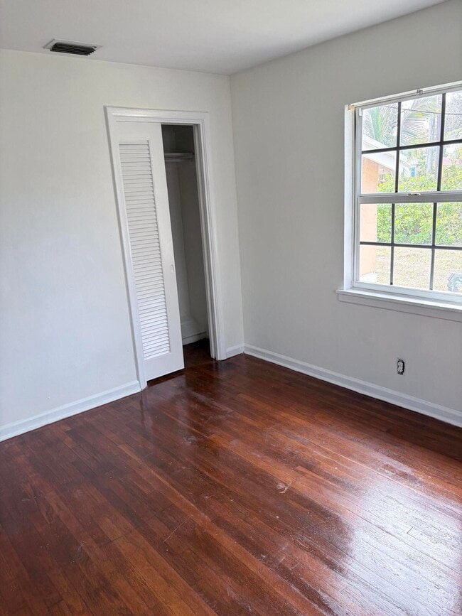 Building Photo - 213 SE 9th St