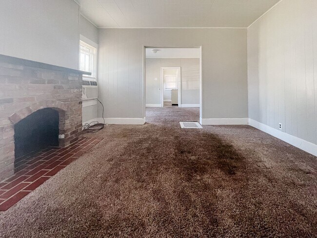 Building Photo - Charming 2 Bedroom Home with Great Storage...