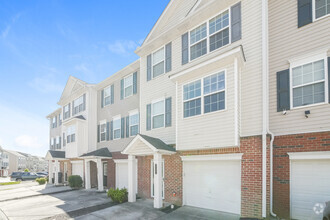 Building Photo - 3-Bedroom Townhome with Garage