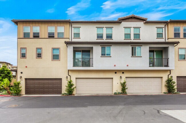 Building Photo - Highly upgraded 3 Bed 3 Bath Townhome with Resort Style Amenities