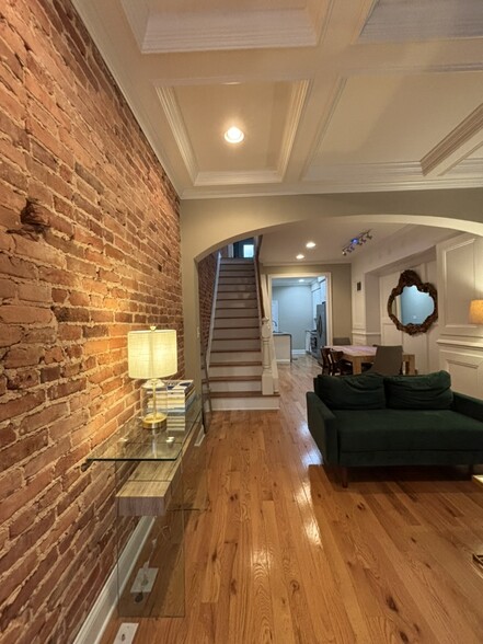 Primary Photo - 143 N Kenwood Ave