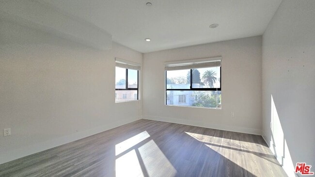 Building Photo - 5030 Rosewood Ave