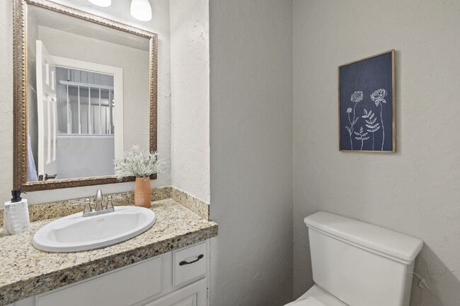 Building Photo - Spacious 6-Bedroom Broadmoor Rental with M...