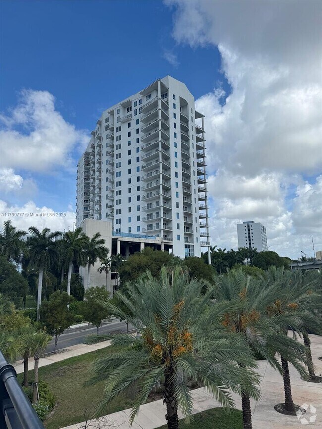 Building Photo - 10 SW South River Dr
