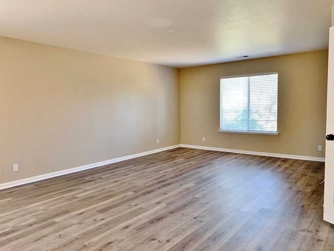 Building Photo - 4 Bedroom Home in Hollister  - No App Fee