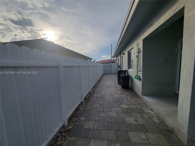 Building Photo - 29263 SW 142nd Ave