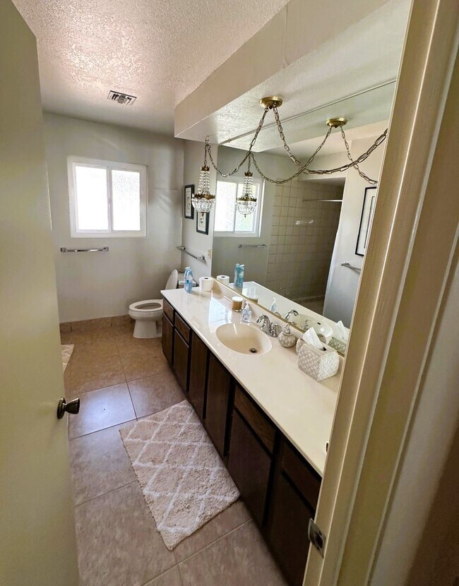 Building Photo - MLCC 3 Bedroom 2 Bath