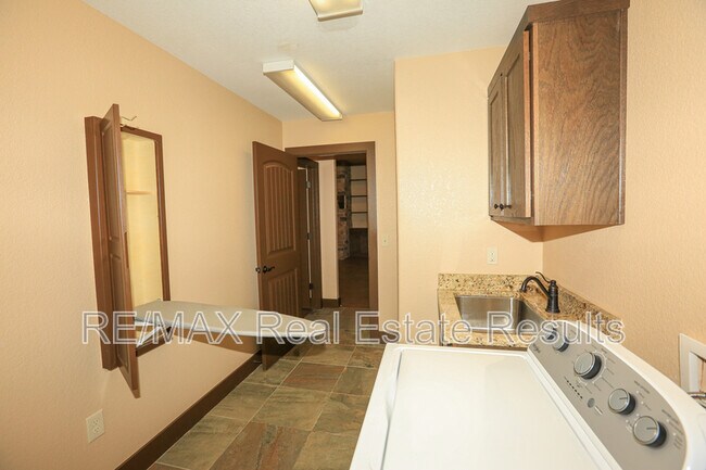 Building Photo - 1000 Peak St