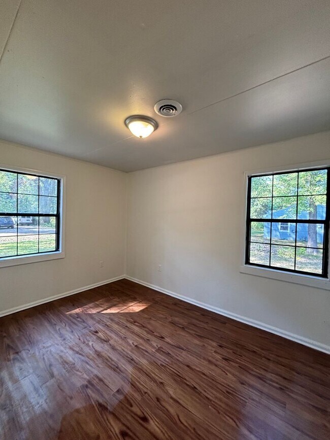 Building Photo - 3 bdrm 1 Bath home near Millington Elementary