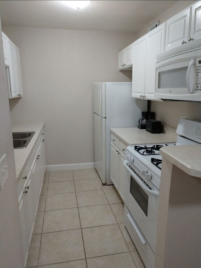 Building Photo - Just Reduced!! Attn: Doctors, Nurses and Interns - Walk To Shands!
