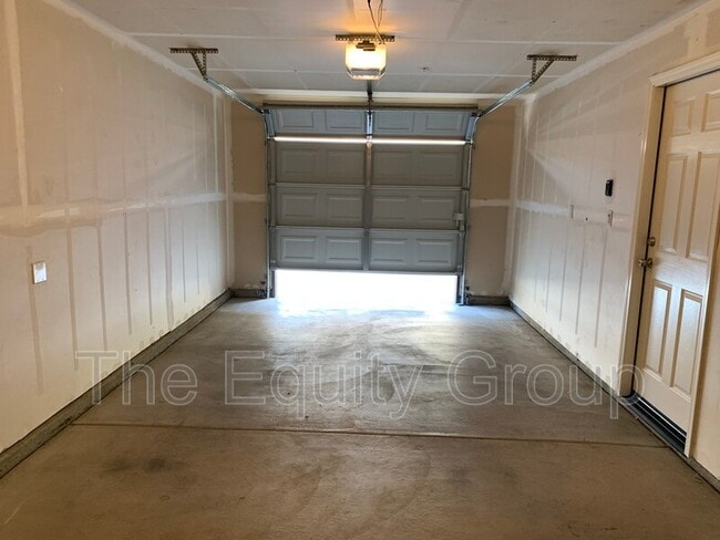 Building Photo - 2218 W Lark Ave