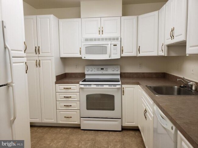 Building Photo - 3221 S Leisure World Blvd