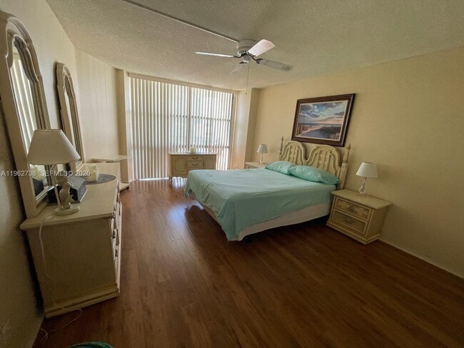 Building Photo - 800 Parkview Dr