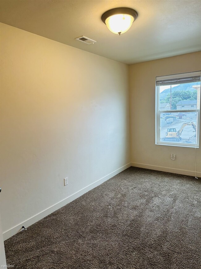 Building Photo - Room for Rent, 2 bath 4plex - 212 North 75...