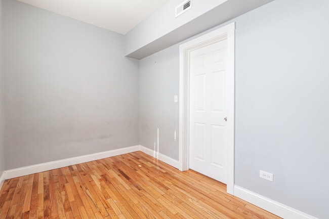 Building Photo - 2968 N Ridgeway Ave