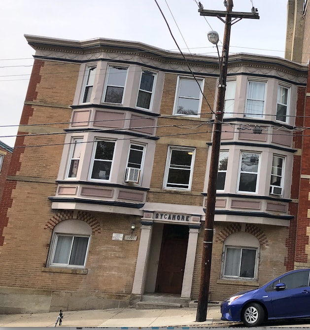 Building Photo - 1701 Sycamore St