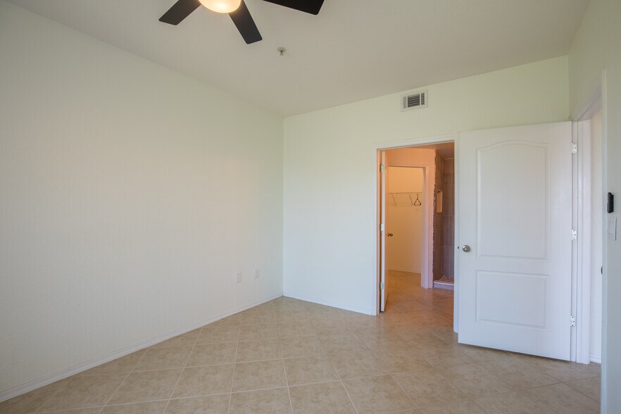 Building Photo - 4106 Central Sarasota Pky