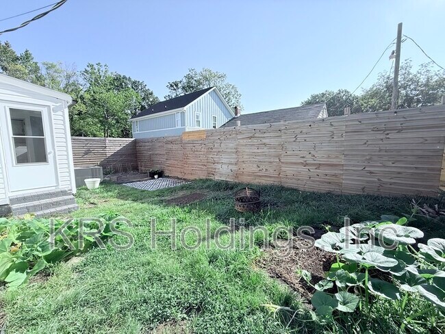 Building Photo - 512 N Maple St