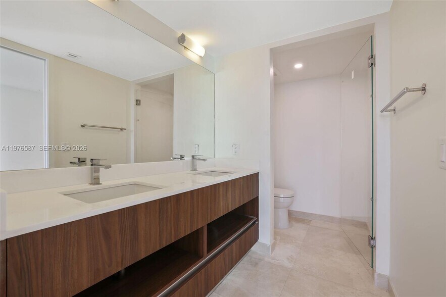 Building Photo - 1500 Bay Dr