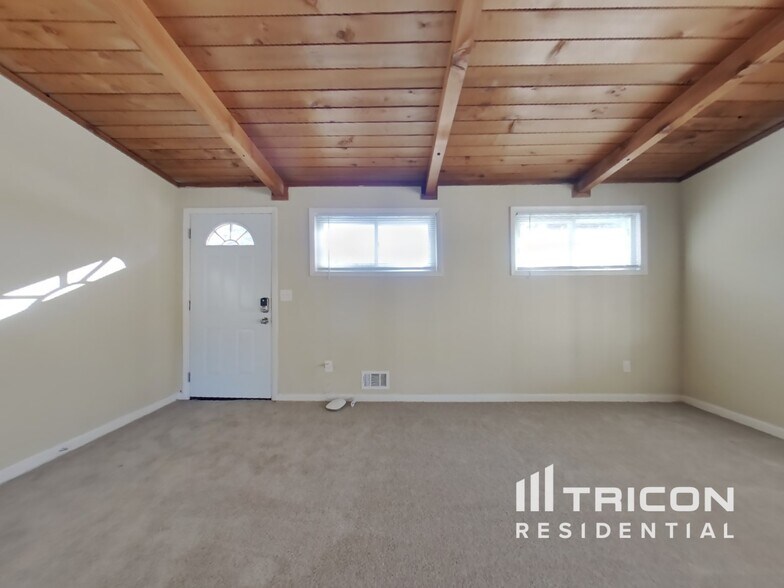 Building Photo - 5102 Lakewood Dr