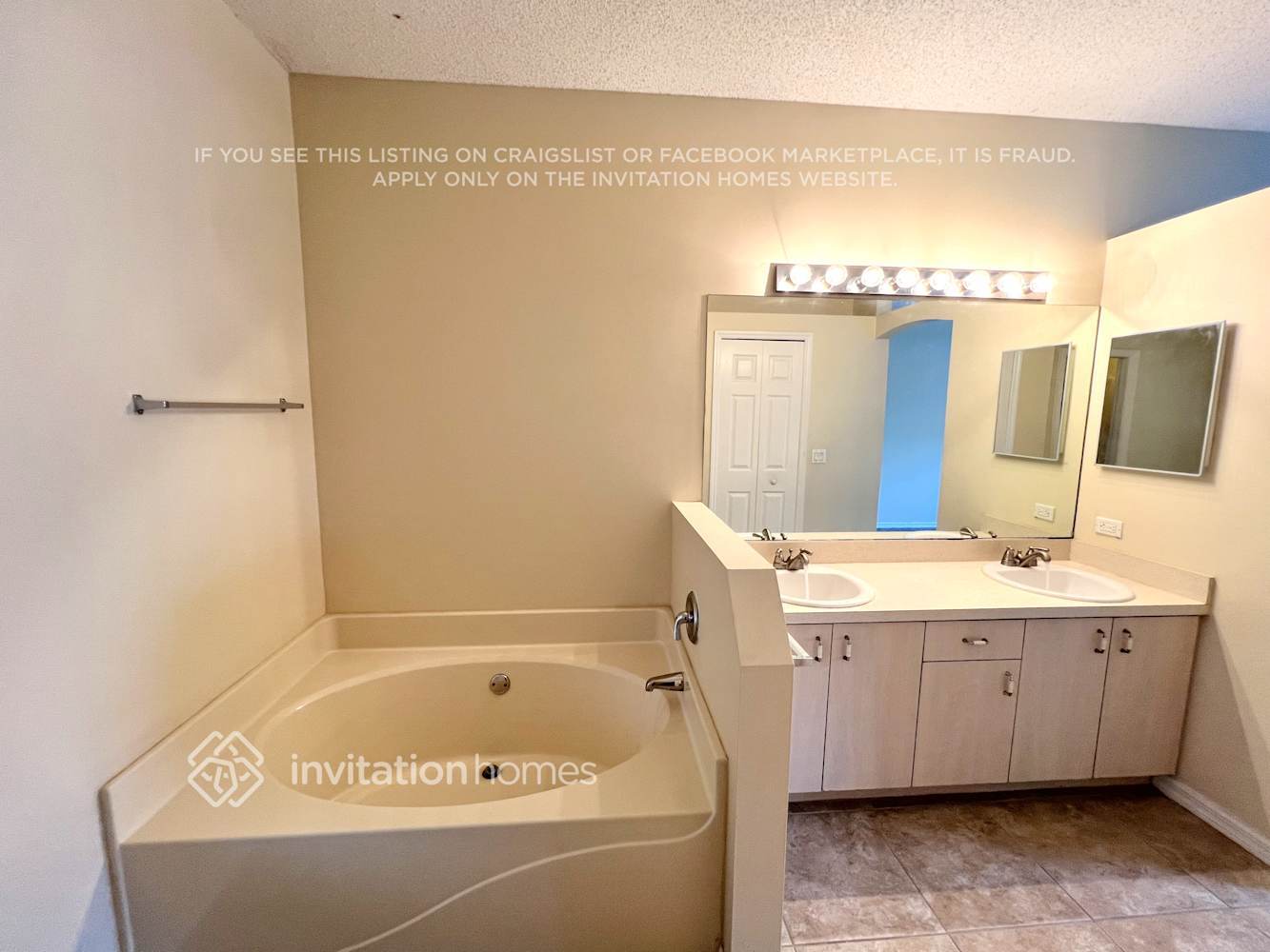 Building Photo - 102 NW Carmelite St