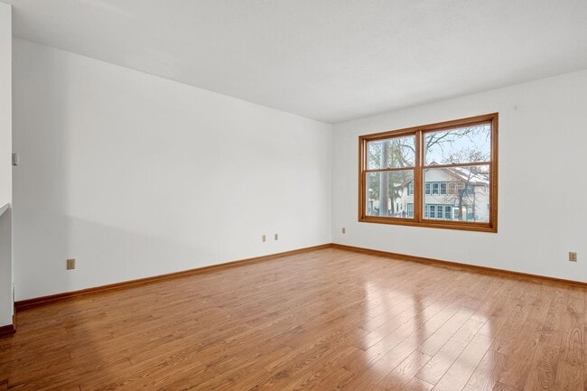 Building Photo - Spacious 3BR 2Bath Townhome in the desirable Seward Neighborhood!