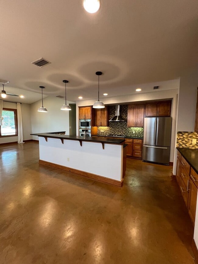 Building Photo - Luxury Home - Close to UT