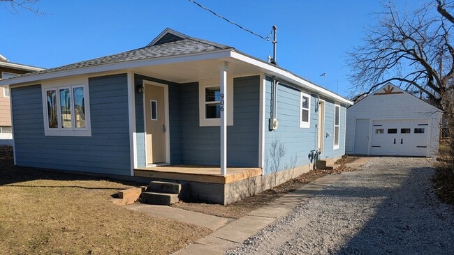 Building Photo - 906 S 1st St