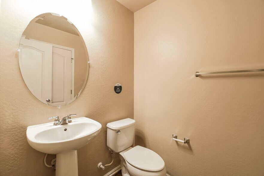 Building Photo - 923 S Pheasant Dr