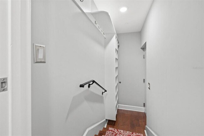 Building Photo - 300 Beach Dr NE