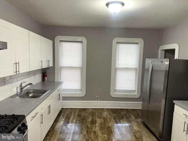 Building Photo - 6539 Park Ave