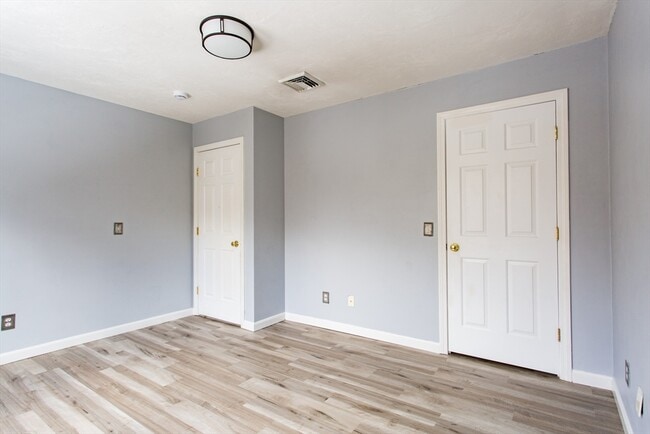 Building Photo - 270 New Braintree Rd