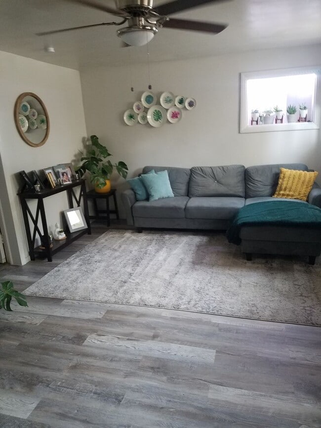 Building Photo - Charming Basement apartment