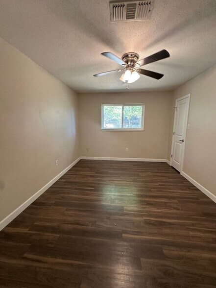 Building Photo - 6838 Apona St