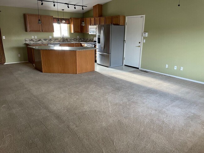 Building Photo - BIG LOT FOR ALL YOUR TOYS!