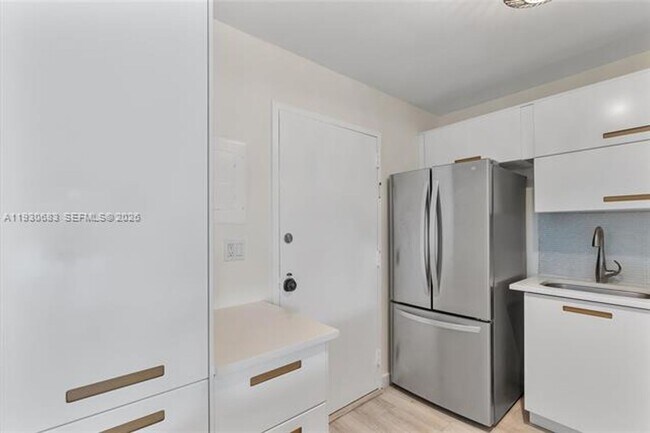 Building Photo - 10101 E Bay Harbor Dr