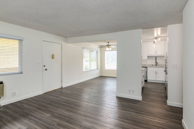 Building Photo - Corner unit with mountain views!!