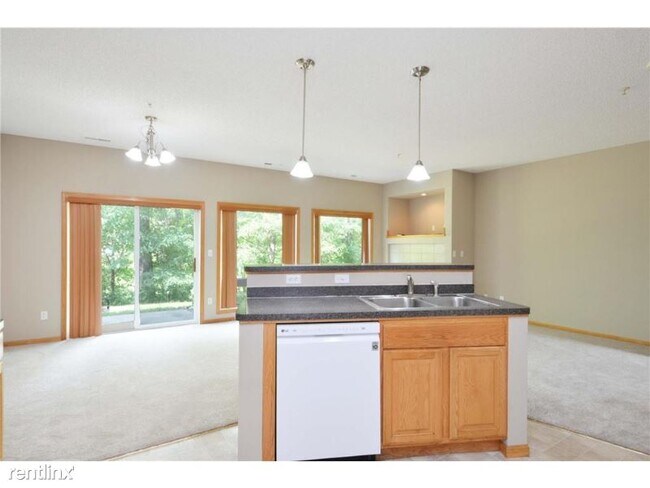 Building Photo - 3 br, 3 bath Townhome - 191 Larpenteur Ave E