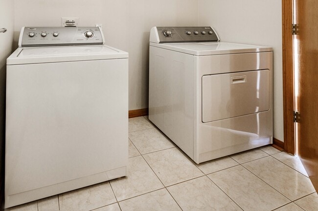 Building Photo - 705 Lake Ave