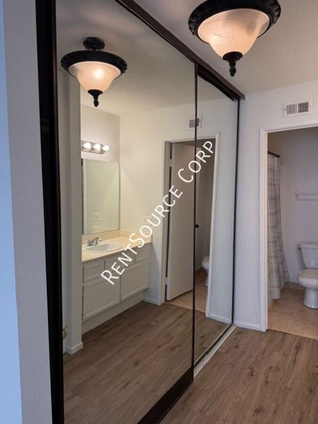 Building Photo - 2554 Olive Dr