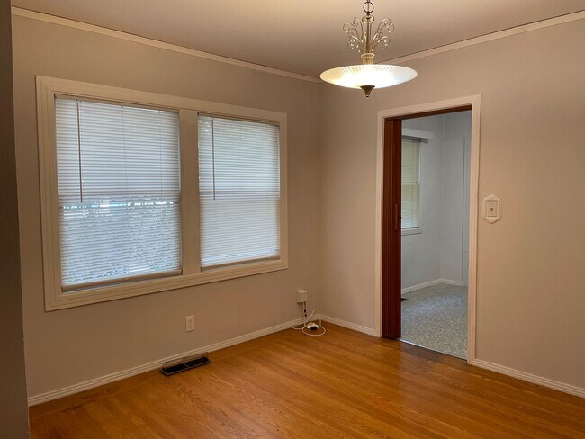 Building Photo - Great 2 Bedroom 1 Bathroom Home in Land Park