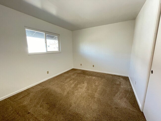 Building Photo - 12-775