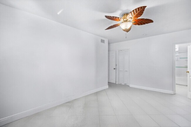 Building Photo - 658 NE 6th Ct