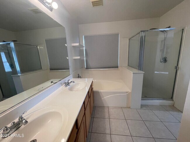 Building Photo - 4580 E Del Rio St
