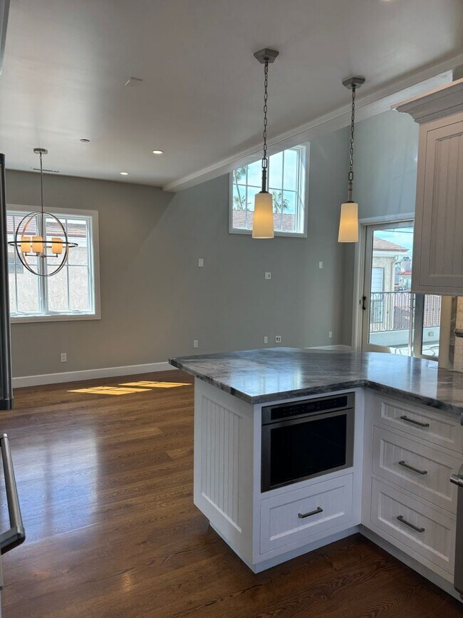 Building Photo - Luxurious Indoor & Outdoor Living