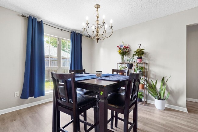 Building Photo - Charming Brick Single Family Home in Hinesville For Lease!