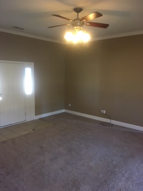 Building Photo - 10 Pecan Ln
