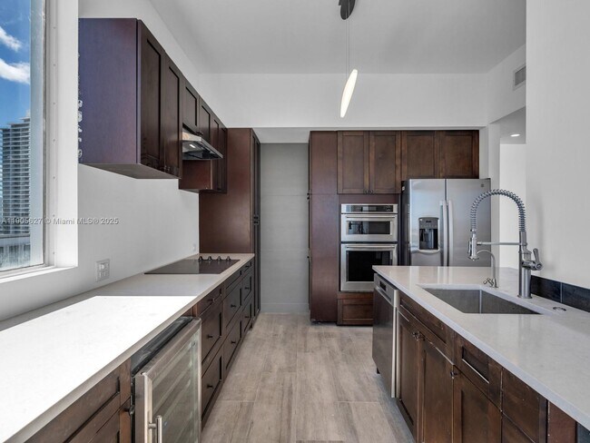 Building Photo - 725 NE 22nd St